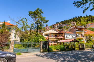 Kastoria, Yunanistan - 21 Nisan 2016: Kastoria Mimarisi, Batı Makedonya, Yunanistan. Şehir birçok Bizans kilisesi, Osmanlı dönemi mimarisi ile ünlüdür.