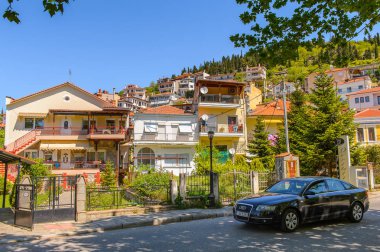 Kastoria, Yunanistan - 21 Nisan 2016: Kastoria Mimarisi, Batı Makedonya, Yunanistan. Şehir birçok Bizans kilisesi, Osmanlı dönemi mimarisi ile ünlüdür.