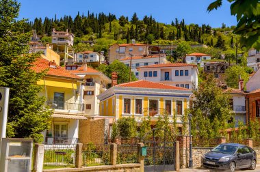 Kastoria, Yunanistan - 21 Nisan 2016: Kastoria Mimarisi, Batı Makedonya, Yunanistan. Şehir birçok Bizans kilisesi, Osmanlı dönemi mimarisi ile ünlüdür.