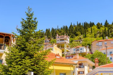 Kastoria, Yunanistan - 21 Nisan 2016: Kastoria Mimarisi, Batı Makedonya, Yunanistan. Şehir birçok Bizans kilisesi, Osmanlı dönemi mimarisi ile ünlüdür.
