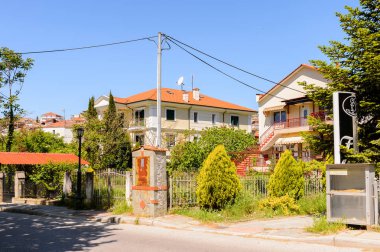 Kastoria, Yunanistan - 21 Nisan 2016: Kastoria Mimarisi, Batı Makedonya, Yunanistan. Şehir birçok Bizans kilisesi, Osmanlı dönemi mimarisi ile ünlüdür.