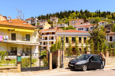 Kastoria, Yunanistan - 21 Nisan 2016: Kastoria Mimarisi, Batı Makedonya, Yunanistan. Şehir birçok Bizans kilisesi, Osmanlı dönemi mimarisi ile ünlüdür.