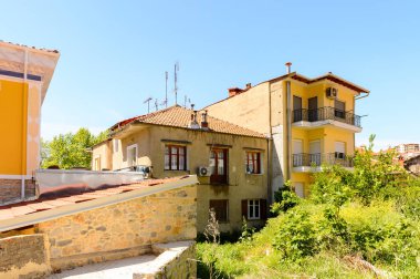 Kastoria, Yunanistan - 21 Nisan 2016: Kastoria Mimarisi, Batı Makedonya, Yunanistan. Şehir birçok Bizans kilisesi, Osmanlı dönemi mimarisi ile ünlüdür.