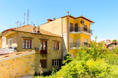 Kastoria, Yunanistan - 21 Nisan 2016: Kastoria Mimarisi, Batı Makedonya, Yunanistan. Şehir birçok Bizans kilisesi, Osmanlı dönemi mimarisi ile ünlüdür.