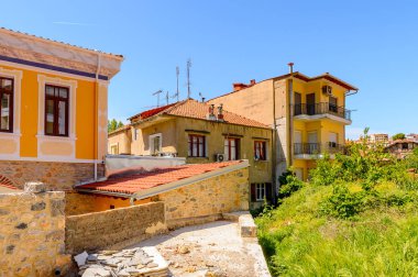 Kastoria, Yunanistan - 21 Nisan 2016: Kastoria Mimarisi, Batı Makedonya, Yunanistan. Şehir birçok Bizans kilisesi, Osmanlı dönemi mimarisi ile ünlüdür.