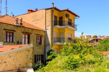 Kastoria, Yunanistan - 21 Nisan 2016: Kastoria Mimarisi, Batı Makedonya, Yunanistan. Şehir birçok Bizans kilisesi, Osmanlı dönemi mimarisi ile ünlüdür.