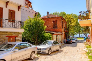 Kastoria, Yunanistan - 21 Nisan 2016: Kastoria Mimarisi, Batı Makedonya, Yunanistan. Şehir birçok Bizans kilisesi, Osmanlı dönemi mimarisi ile ünlüdür.