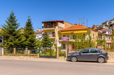 Kastoria, Yunanistan - 21 Nisan 2016: Kastoria Mimarisi, Batı Makedonya, Yunanistan. Şehir birçok Bizans kilisesi, Osmanlı dönemi mimarisi ile ünlüdür.