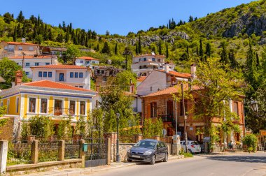 Kastoria, Yunanistan - 21 Nisan 2016: Kastoria Mimarisi, Batı Makedonya, Yunanistan. Şehir birçok Bizans kilisesi, Osmanlı dönemi mimarisi ile ünlüdür.