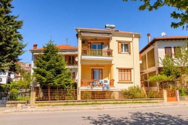 Kastoria, Yunanistan - 21 Nisan 2016: Kastoria Mimarisi, Batı Makedonya, Yunanistan. Şehir birçok Bizans kilisesi, Osmanlı dönemi mimarisi ile ünlüdür.