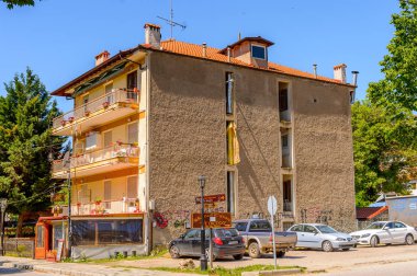 Kastoria, Yunanistan - 21 Nisan 2016: Kastoria Mimarisi, Batı Makedonya, Yunanistan. Şehir birçok Bizans kilisesi, Osmanlı dönemi mimarisi ile ünlüdür.