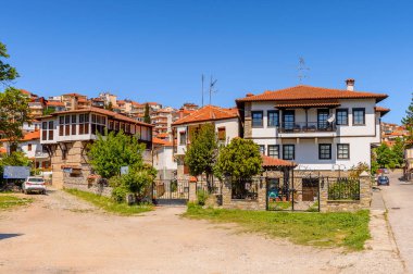 Kastoria, Yunanistan - 21 Nisan 2016: Kastoria Mimarisi, Batı Makedonya, Yunanistan. Şehir birçok Bizans kilisesi, Osmanlı dönemi mimarisi ile ünlüdür.