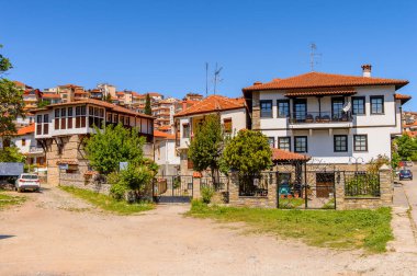 Kastoria, Yunanistan - 21 Nisan 2016: Kastoria Mimarisi, Batı Makedonya, Yunanistan. Şehir birçok Bizans kilisesi, Osmanlı dönemi mimarisi ile ünlüdür.