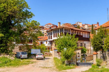 Kastoria, Yunanistan - 21 Nisan 2016: Kastoria Mimarisi, Batı Makedonya, Yunanistan. Şehir birçok Bizans kilisesi, Osmanlı dönemi mimarisi ile ünlüdür.