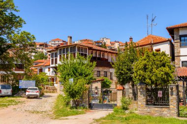 Kastoria, Yunanistan - 21 Nisan 2016: Kastoria Mimarisi, Batı Makedonya, Yunanistan. Şehir birçok Bizans kilisesi, Osmanlı dönemi mimarisi ile ünlüdür.