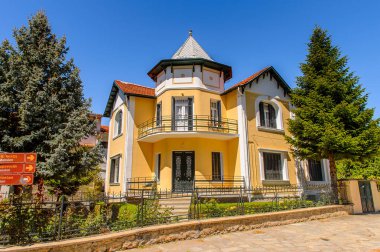 Kastoria, Yunanistan - 21 Nisan 2016: Kastoria Mimarisi, Batı Makedonya, Yunanistan. Şehir birçok Bizans kilisesi, Osmanlı dönemi mimarisi ile ünlüdür.