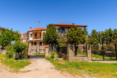 Kastoria, Yunanistan - 21 Nisan 2016: Kastoria Mimarisi, Batı Makedonya, Yunanistan. Şehir birçok Bizans kilisesi, Osmanlı dönemi mimarisi ile ünlüdür.