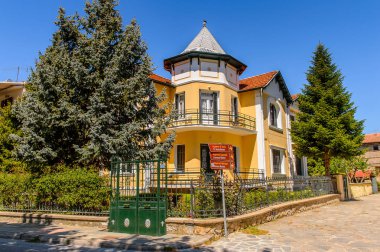 Kastoria, Yunanistan - 21 Nisan 2016: Kastoria Mimarisi, Batı Makedonya, Yunanistan. Şehir birçok Bizans kilisesi, Osmanlı dönemi mimarisi ile ünlüdür.