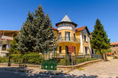 Kastoria, Yunanistan - 21 Nisan 2016: Kastoria Mimarisi, Batı Makedonya, Yunanistan. Şehir birçok Bizans kilisesi, Osmanlı dönemi mimarisi ile ünlüdür.