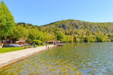 Kastoria, Yunanistan - 21 Nisan 2016: Kastoria'daki Orestiada Gölü kıyısı, Batı Makedonya, Yunanistan. Şehir birçok Bizans kilisesi, Osmanlı dönemi mimarisi ile ünlüdür.