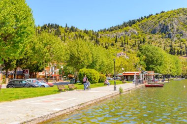 Kastoria, Yunanistan - 21 Nisan 2016: Kastoria'daki Orestiada Gölü kıyısı, Batı Makedonya, Yunanistan. Şehir birçok Bizans kilisesi, Osmanlı dönemi mimarisi ile ünlüdür.