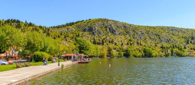Kastoria, Yunanistan - 21 Nisan 2016: Kastoria'daki Orestiada Gölü kıyısı, Batı Makedonya, Yunanistan. Şehir birçok Bizans kilisesi, Osmanlı dönemi mimarisi ile ünlüdür.