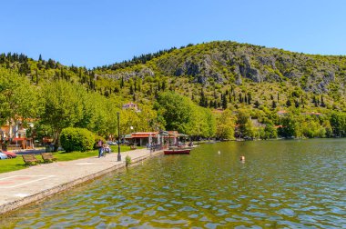 Kastoria, Yunanistan - 21 Nisan 2016: Kastoria'daki Orestiada Gölü kıyısı, Batı Makedonya, Yunanistan. Şehir birçok Bizans kilisesi, Osmanlı dönemi mimarisi ile ünlüdür.