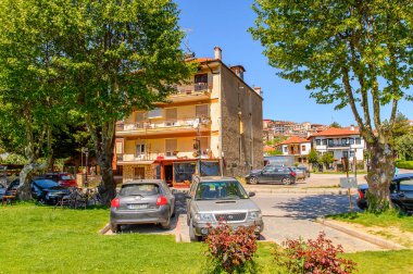 Kastoria, Yunanistan - 21 Nisan 2016: Kastoria Mimarisi, Batı Makedonya, Yunanistan. Şehir birçok Bizans kilisesi, Osmanlı dönemi mimarisi ile ünlüdür.