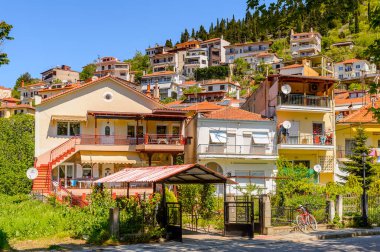 Kastoria, Yunanistan - 21 Nisan 2016: Kastoria Mimarisi, Batı Makedonya, Yunanistan. Şehir birçok Bizans kilisesi, Osmanlı dönemi mimarisi ile ünlüdür.