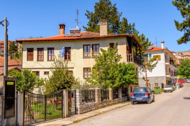 Kastoria, Yunanistan - 21 Nisan 2016: Kastoria Mimarisi, Batı Makedonya, Yunanistan. Şehir birçok Bizans kilisesi, Osmanlı dönemi mimarisi ile ünlüdür.