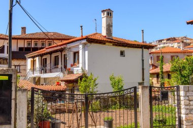 Kastoria, Yunanistan - 21 Nisan 2016: Kastoria Mimarisi, Batı Makedonya, Yunanistan. Şehir birçok Bizans kilisesi, Osmanlı dönemi mimarisi ile ünlüdür.