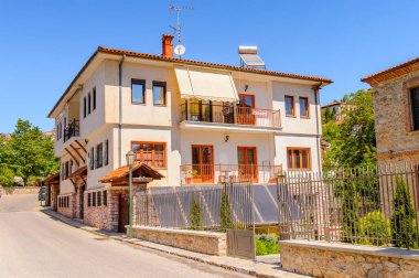 Kastoria, Yunanistan - 21 Nisan 2016: Kastoria Mimarisi, Batı Makedonya, Yunanistan. Şehir birçok Bizans kilisesi, Osmanlı dönemi mimarisi ile ünlüdür.