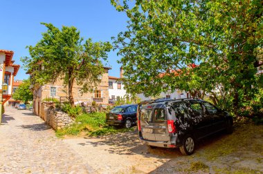 Kastoria, Yunanistan - 21 Nisan 2016: Kastoria Mimarisi, Batı Makedonya, Yunanistan. Şehir birçok Bizans kilisesi, Osmanlı dönemi mimarisi ile ünlüdür.