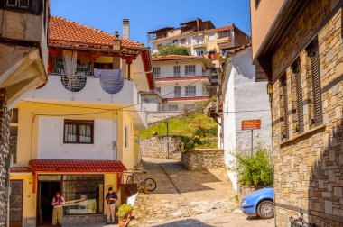 Kastoria, Yunanistan - 21 Nisan 2016: Kastoria Mimarisi, Batı Makedonya, Yunanistan. Şehir birçok Bizans kilisesi, Osmanlı dönemi mimarisi ile ünlüdür.