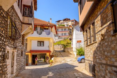 Kastoria, Yunanistan - 21 Nisan 2016: Kastoria Mimarisi, Batı Makedonya, Yunanistan. Şehir birçok Bizans kilisesi, Osmanlı dönemi mimarisi ile ünlüdür.