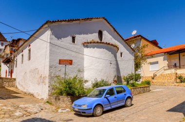 Kastoria, Yunanistan - 21 Nisan 2016: Kastoria Mimarisi, Batı Makedonya, Yunanistan. Şehir birçok Bizans kilisesi, Osmanlı dönemi mimarisi ile ünlüdür.