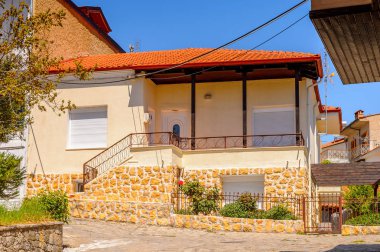 Kastoria, Yunanistan - 21 Nisan 2016: Kastoria Mimarisi, Batı Makedonya, Yunanistan. Şehir birçok Bizans kilisesi, Osmanlı dönemi mimarisi ile ünlüdür.