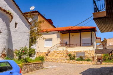 Kastoria, Yunanistan - 21 Nisan 2016: Kastoria Mimarisi, Batı Makedonya, Yunanistan. Şehir birçok Bizans kilisesi, Osmanlı dönemi mimarisi ile ünlüdür.