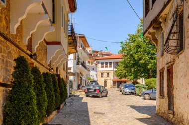 Kastoria, Yunanistan - 21 Nisan 2016: Kastoria Mimarisi, Batı Makedonya, Yunanistan. Şehir birçok Bizans kilisesi, Osmanlı dönemi mimarisi ile ünlüdür.