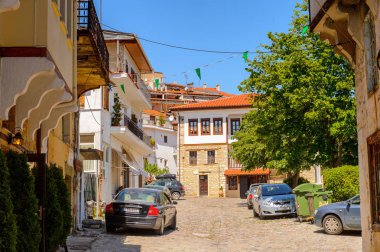 Kastoria, Yunanistan - 21 Nisan 2016: Kastoria Mimarisi, Batı Makedonya, Yunanistan. Şehir birçok Bizans kilisesi, Osmanlı dönemi mimarisi ile ünlüdür.