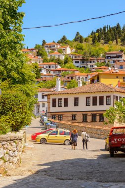 Kastoria, Yunanistan - 21 Nisan 2016: Kastoria Mimarisi, Batı Makedonya, Yunanistan. Şehir birçok Bizans kilisesi, Osmanlı dönemi mimarisi ile ünlüdür.