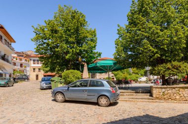 Kastoria, Yunanistan - 21 Nisan 2016: Kastoria Mimarisi, Batı Makedonya, Yunanistan. Şehir birçok Bizans kilisesi, Osmanlı dönemi mimarisi ile ünlüdür.