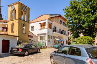 Kastoria, Yunanistan - 21 Nisan 2016: Kastoria'nın merkez meydanı, Batı Makedonya, Yunanistan. Şehir birçok Bizans kilisesi, Osmanlı dönemi mimarisi ile ünlüdür.