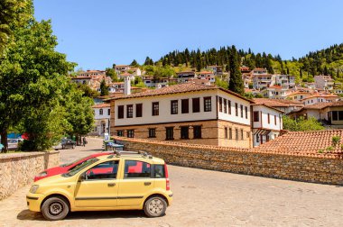 Kastoria, Yunanistan - 21 Nisan 2016: Kastoria'nın merkez meydanı, Batı Makedonya, Yunanistan. Şehir birçok Bizans kilisesi, Osmanlı dönemi mimarisi ile ünlüdür.