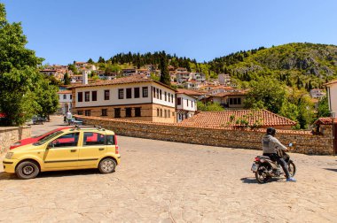 Kastoria, Yunanistan - 21 Nisan 2016: Kastoria'nın merkez meydanı, Batı Makedonya, Yunanistan. Şehir birçok Bizans kilisesi, Osmanlı dönemi mimarisi ile ünlüdür.