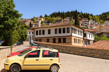 Kastoria, Yunanistan - 21 Nisan 2016: Kastoria'nın merkez meydanı, Batı Makedonya, Yunanistan. Şehir birçok Bizans kilisesi, Osmanlı dönemi mimarisi ile ünlüdür.