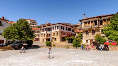 Kastoria, Yunanistan - 21 Nisan 2016: Kastoria'nın merkez meydanı, Batı Makedonya, Yunanistan. Şehir birçok Bizans kilisesi, Osmanlı dönemi mimarisi ile ünlüdür.