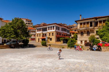 Kastoria, Yunanistan - 21 Nisan 2016: Kastoria'nın merkez meydanı, Batı Makedonya, Yunanistan. Şehir birçok Bizans kilisesi, Osmanlı dönemi mimarisi ile ünlüdür.