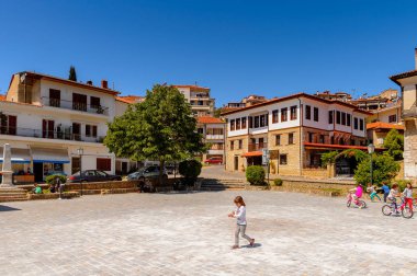 Kastoria, Yunanistan - 21 Nisan 2016: Kastoria'nın merkez meydanı, Batı Makedonya, Yunanistan. Şehir birçok Bizans kilisesi, Osmanlı dönemi mimarisi ile ünlüdür.