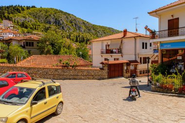 Kastoria, Yunanistan - 21 Nisan 2016: Kastoria'nın merkez meydanı, Batı Makedonya, Yunanistan. Şehir birçok Bizans kilisesi, Osmanlı dönemi mimarisi ile ünlüdür.